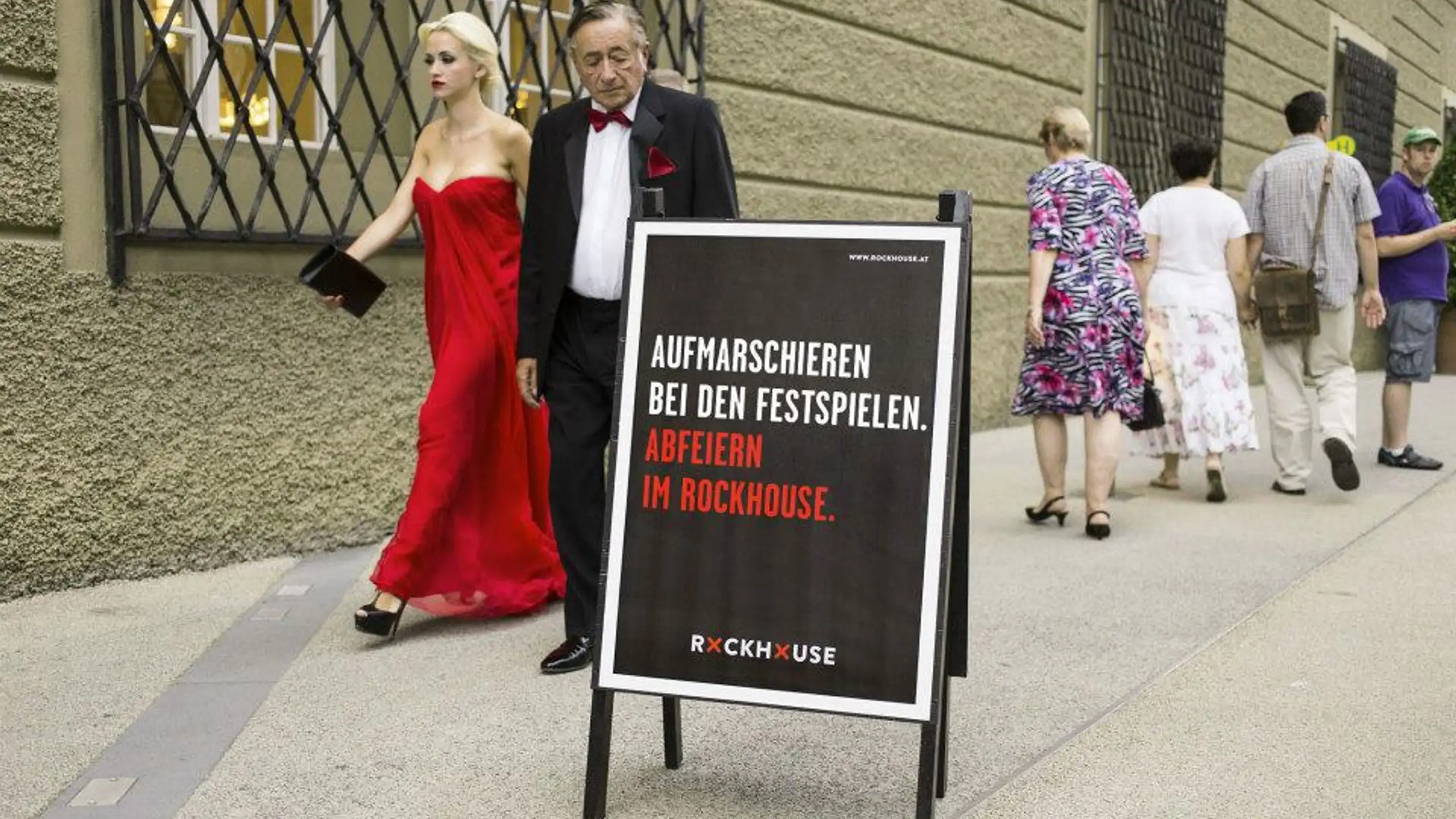 Rockhouse Plakat mit Lugner vor den Festpielen