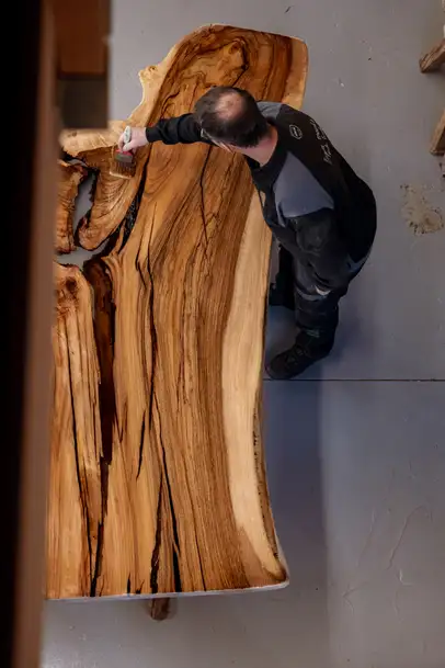 Oiling the surface of a live edge table – finishing a handcrafted solid wood designer table