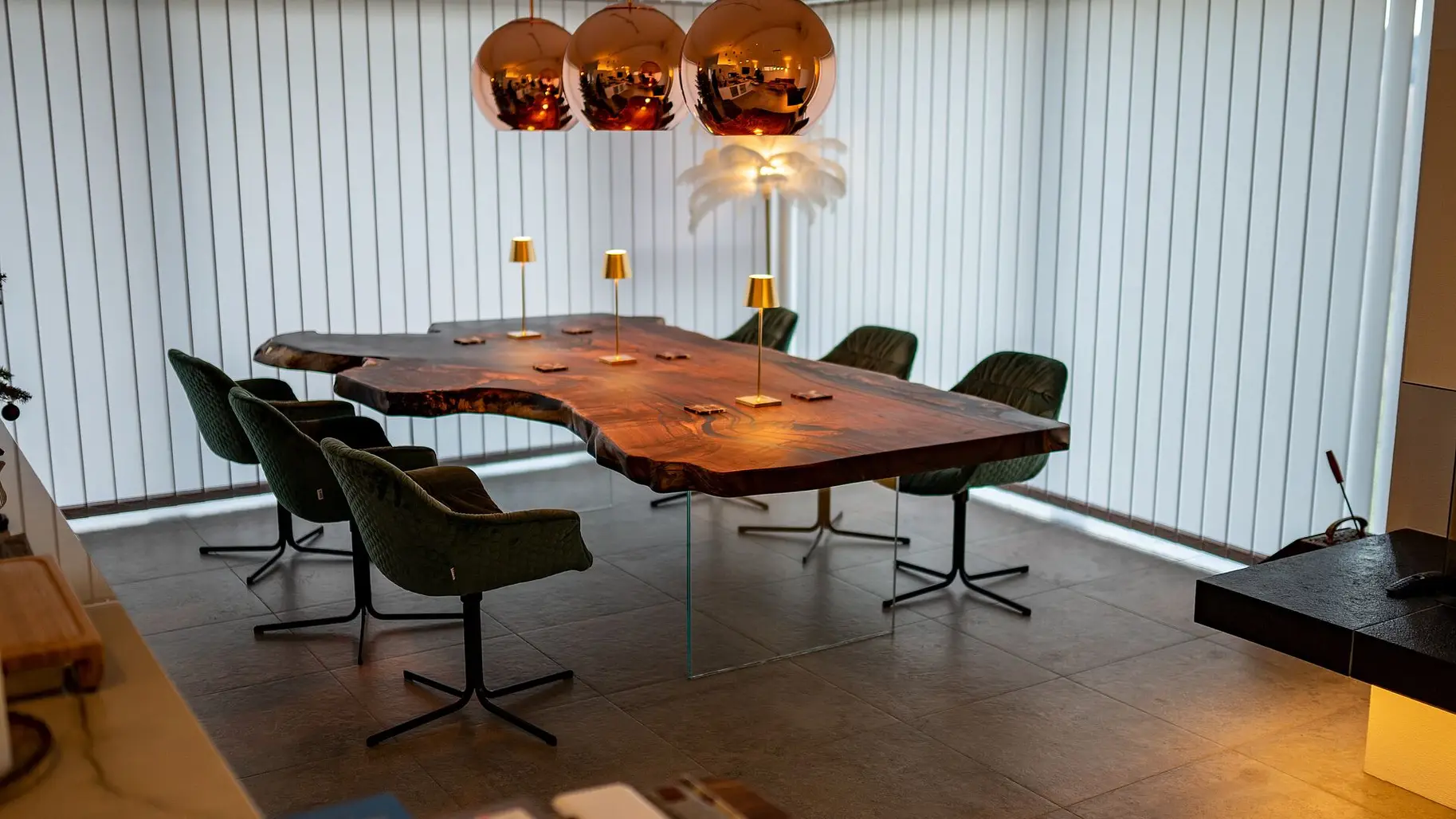 Moderner Baumstammtisch mit Glasbeinen im Esszimmer – schwebender Massivholztisch aus der Stammdesign Manufaktur