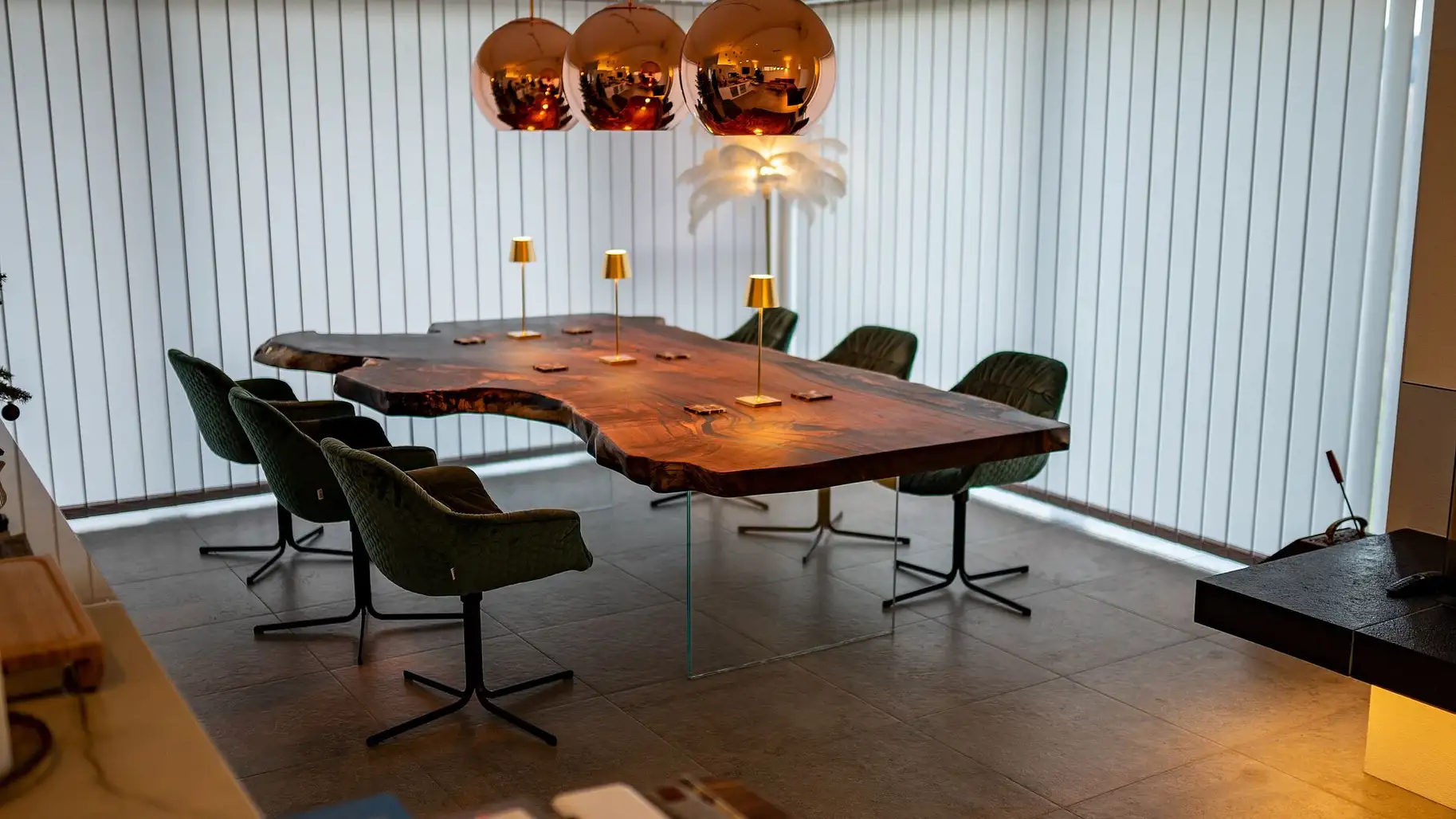 Modern live edge dining table with glass legs in a cozy dining room – floating solid wood table by Stammdesign