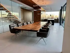 Gran mesa de tronco de árbol utilizada como mesa de conferencias para 12 personas – mueble de diseño moderno de madera maciza para oficinas