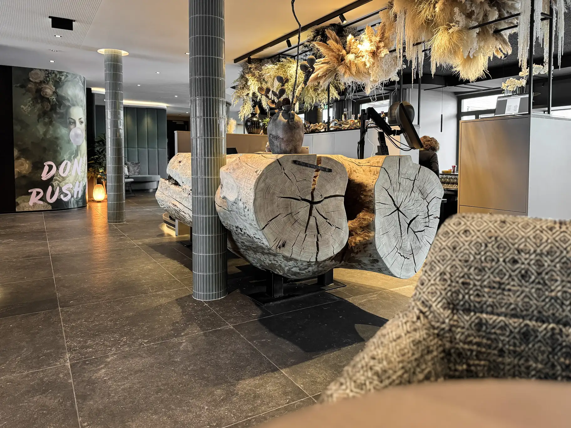 Recepción de hotel única en madera de fresno con borde natural hecha a mano