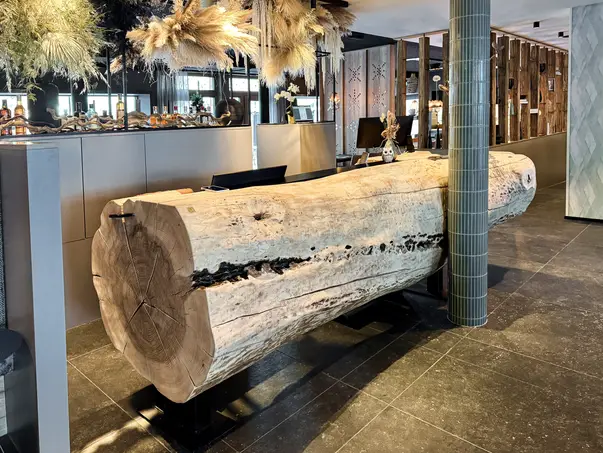 Recepción de hotel hecha a mano a partir de un solo tronco de fresno con borde natural