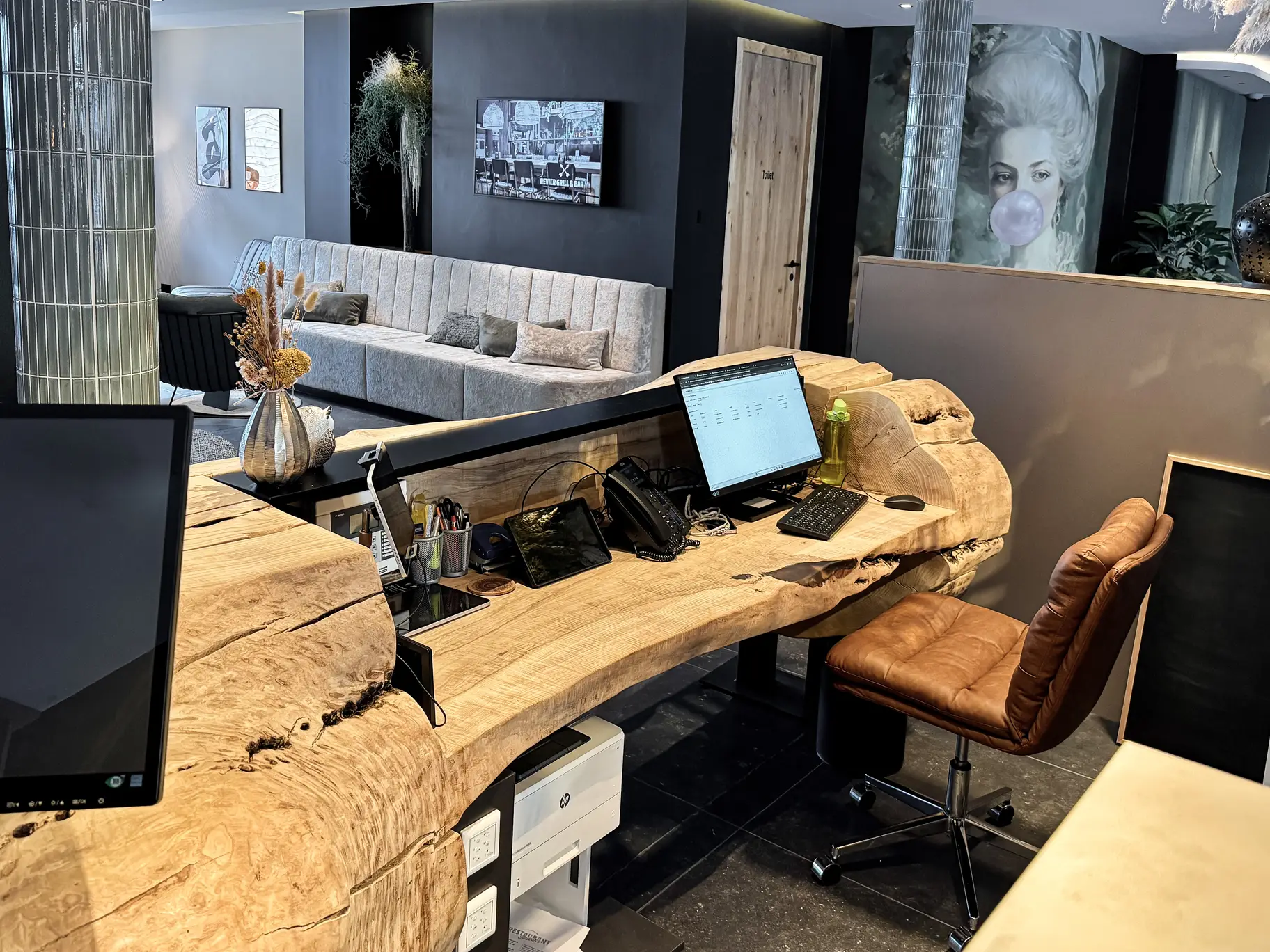 Exklusive Hotelrezeption aus massiver Esche aus der Stammdesign Manufaktur