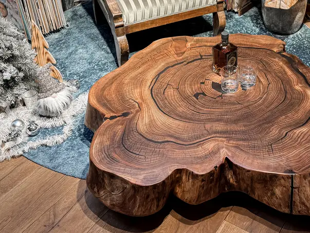 Mesa de centro hecha de una rodaja de tronco de olmo con veta marcada