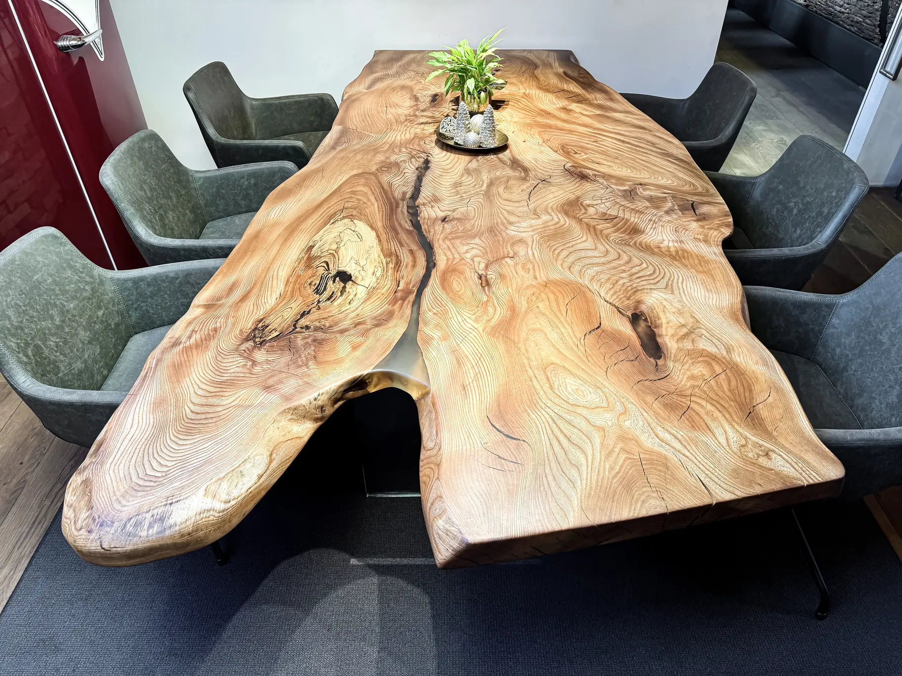 Table de salle à manger en orme faite à la main avec bord naturel, beau veinage visible et pieds en verre