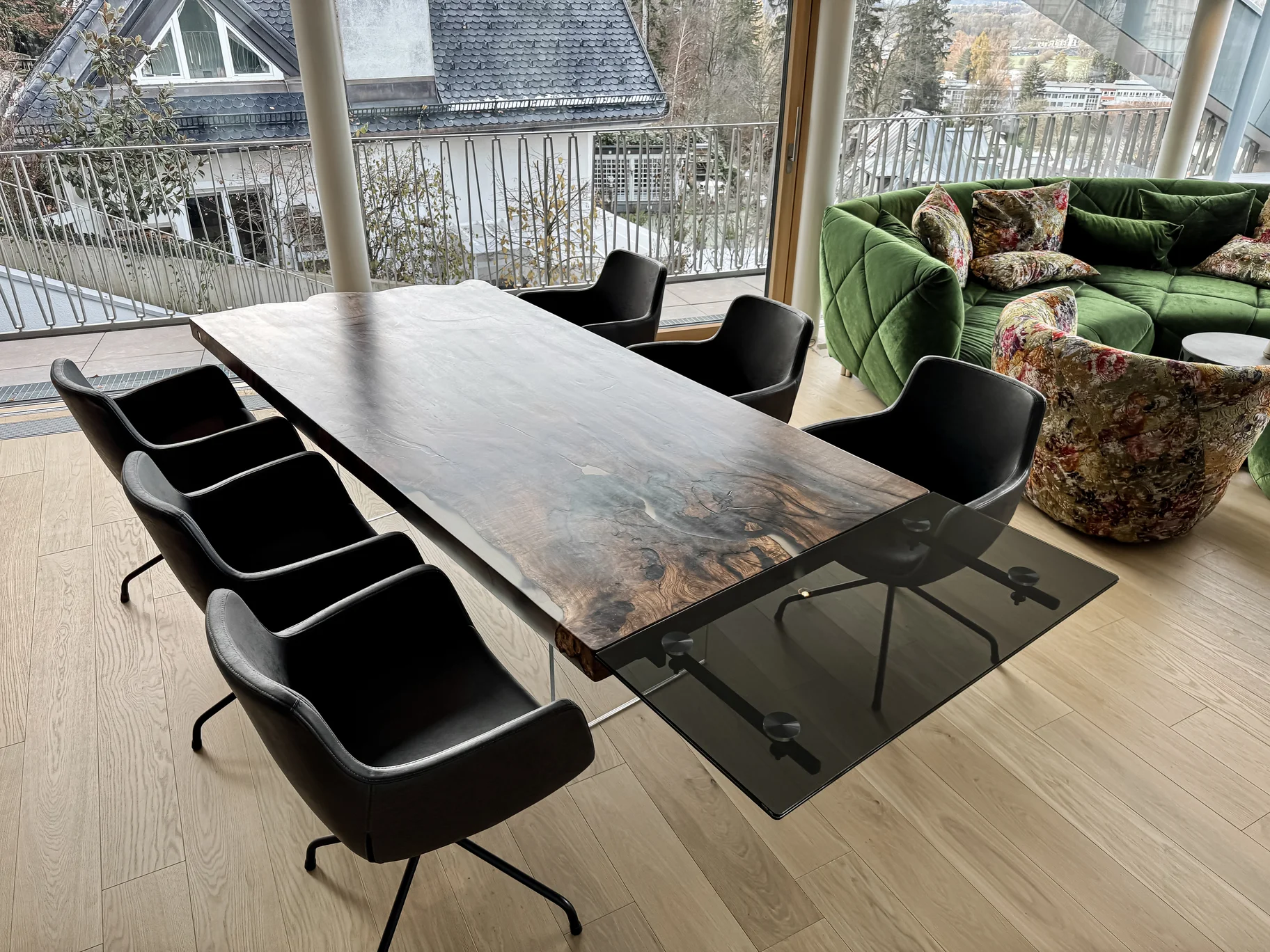 Table de salle à manger artisanale en noyer noir foncé avec détail en verre de Stammdesign