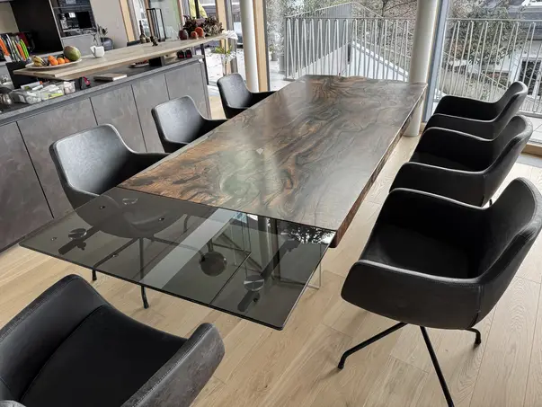 Mesa de comedor maciza de nogal negro con elegante inserto de vidrio de la manufactura Stammdesign