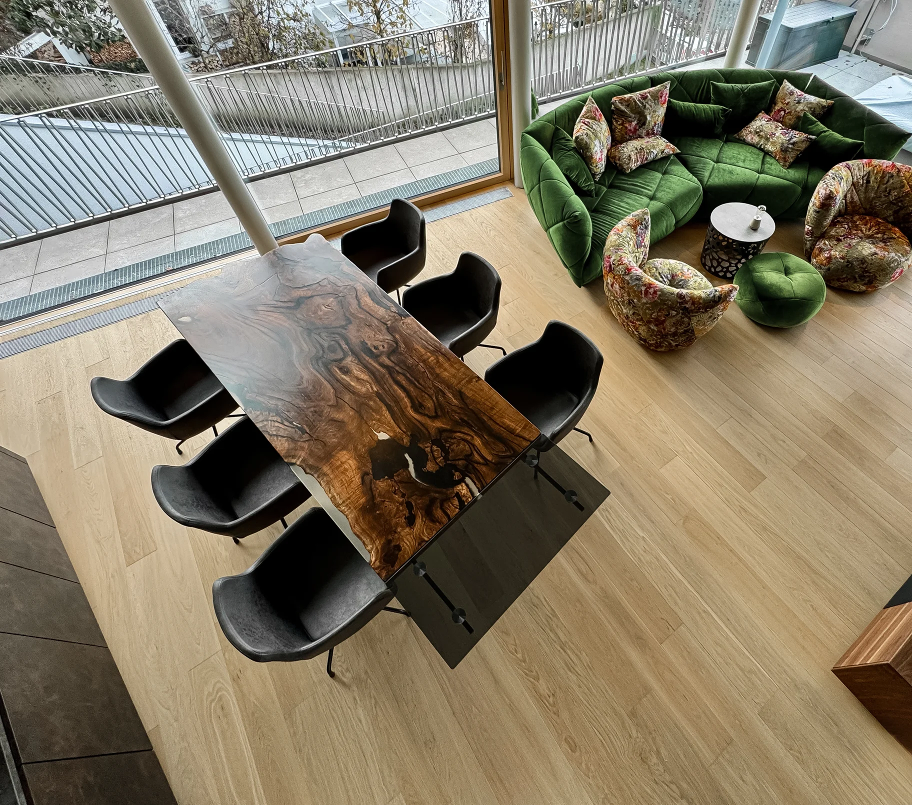 Table de salle à manger en noyer noir avec élément en verre intégré de Stammdesign