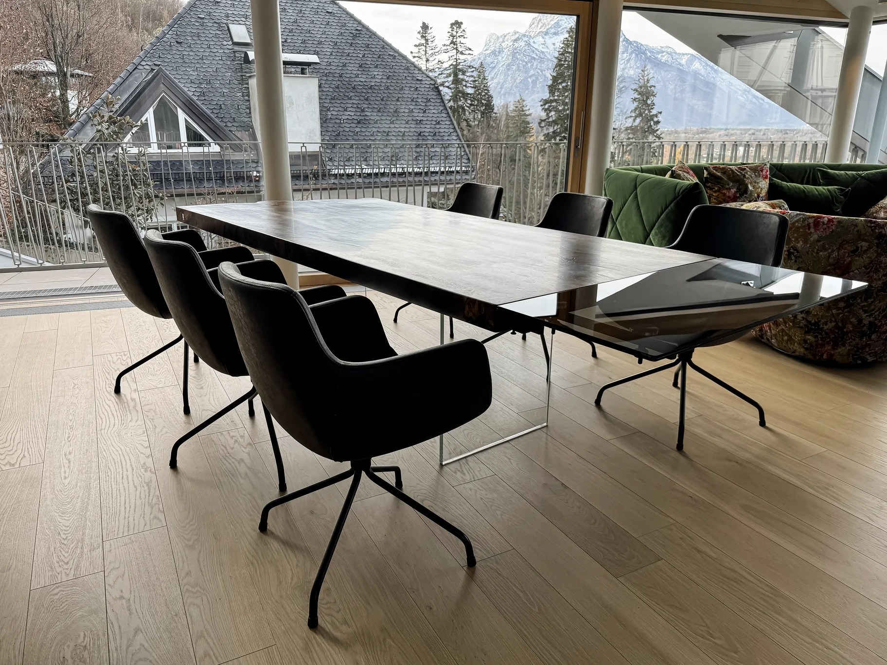 Table de salle à manger en noyer noir de qualité avec élément en verre moderne de Stammdesign