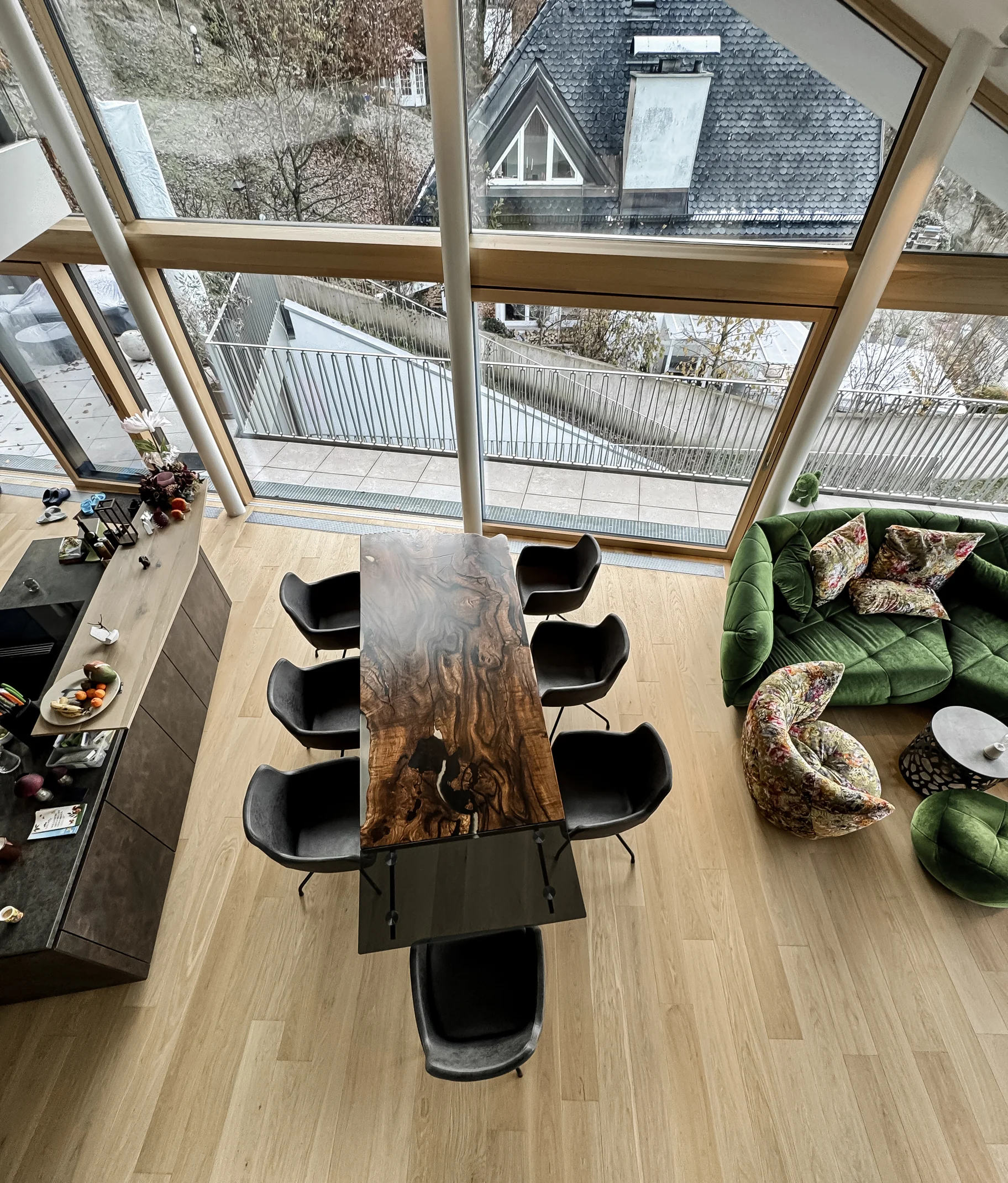 Table de salle à manger exclusive en noyer noir avec accent en verre fabriquée par Stammdesign