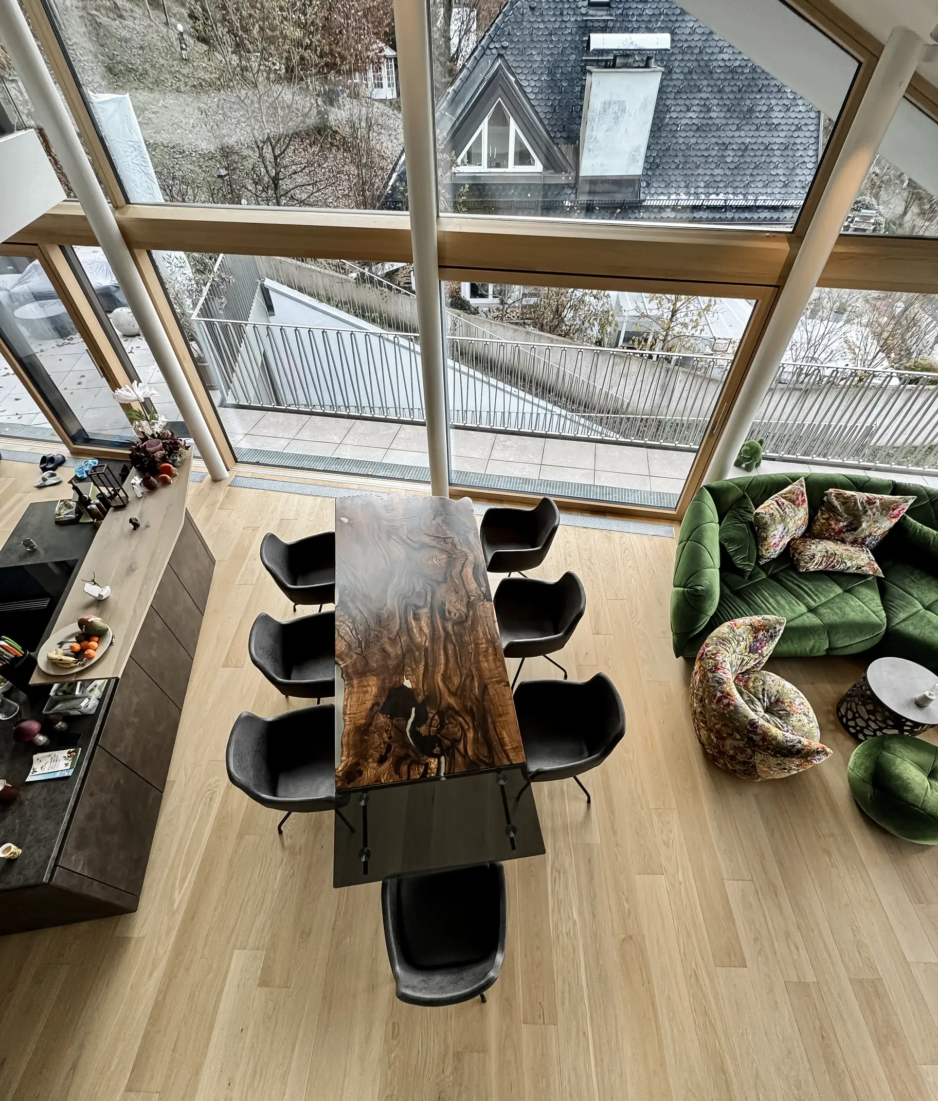Tavolo da pranzo esclusivo in noce nero con accento in vetro realizzato da Stammdesign