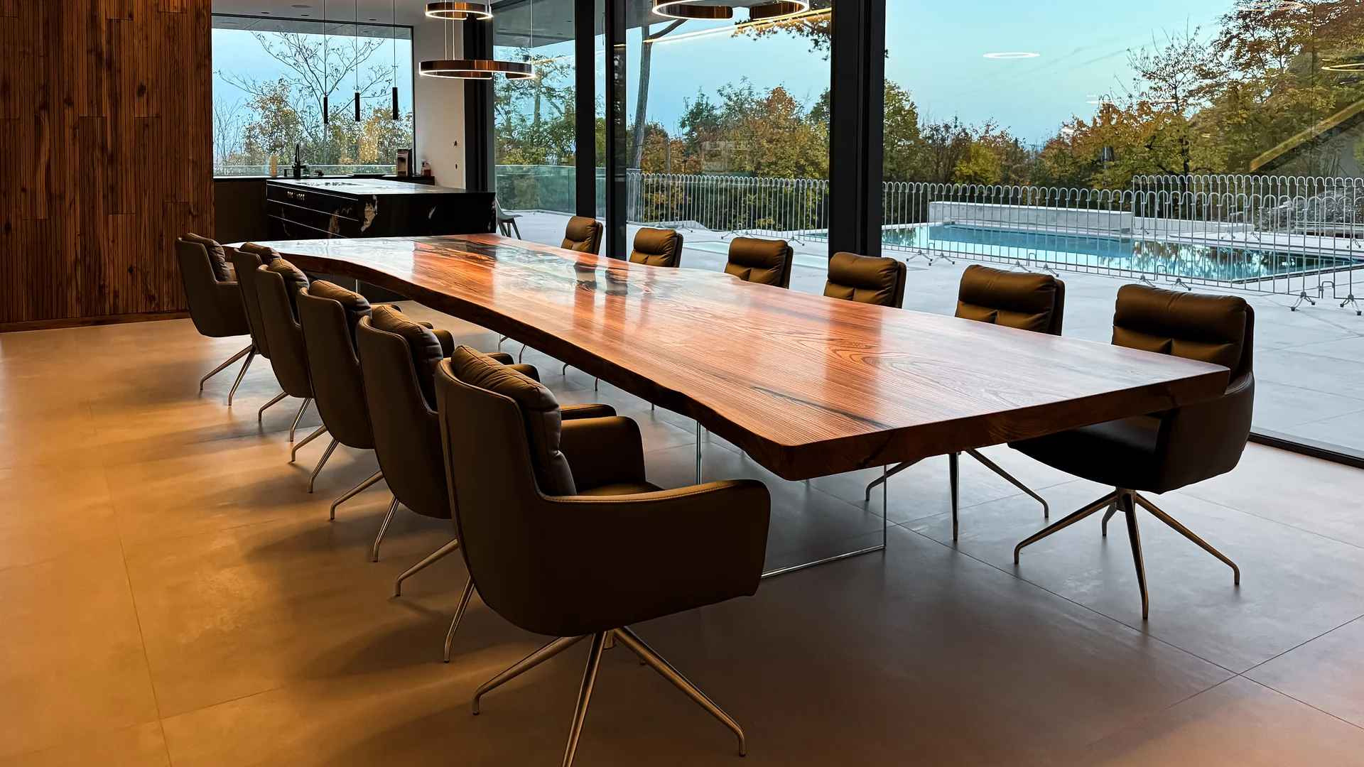 Einzigartiger Bürotisch aus einem Baumstamm mit natürlicher Baumkante und Tischplatte aus Echtholz