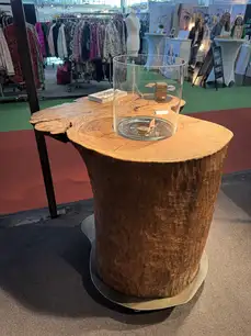Tavolo alto di design in tronco di frassino con bordo naturale e area fuoco centrale