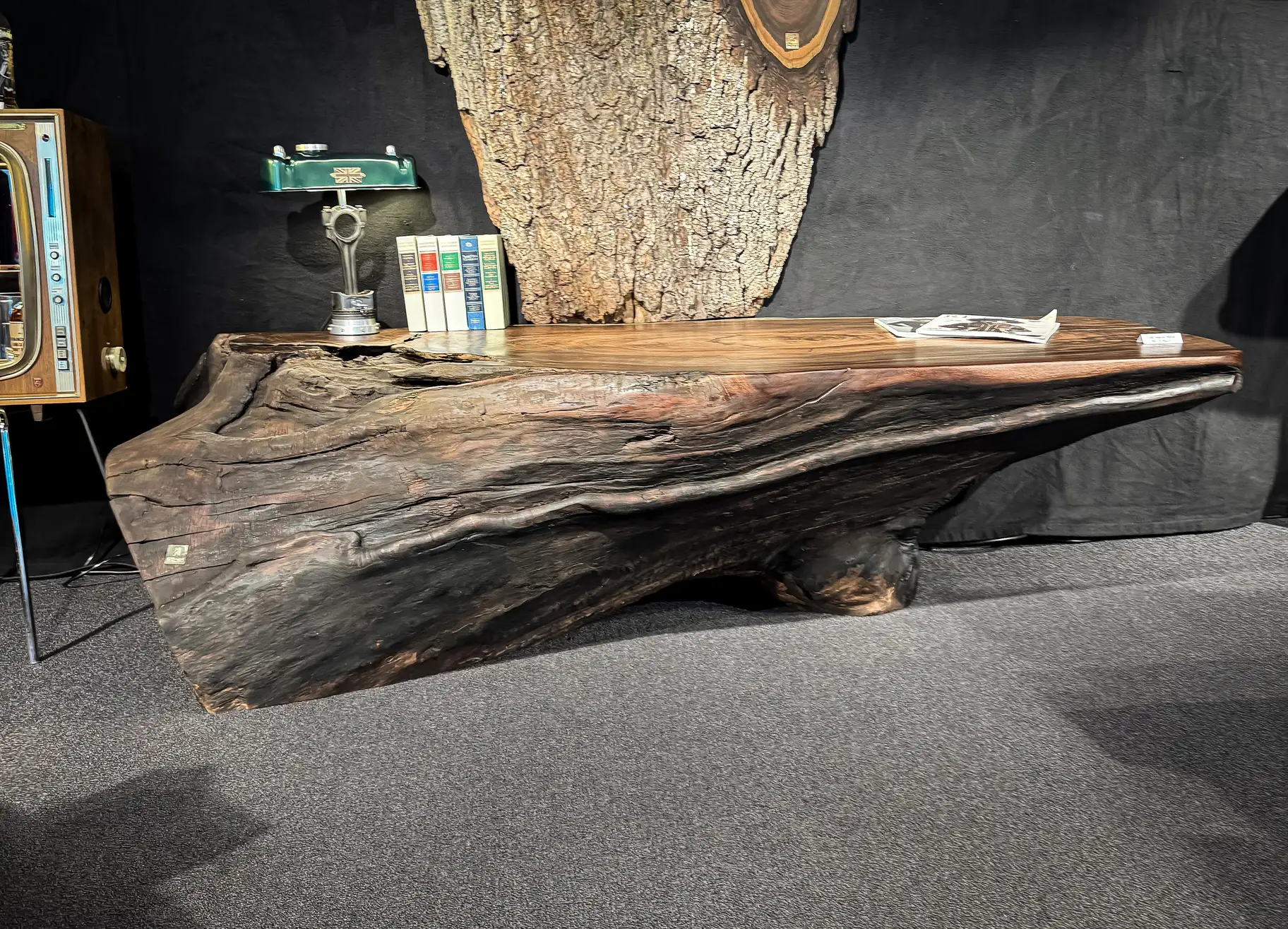 Design-Beistelltisch aus Nussbaum mit organischer Baumkante, gefertigt aus einem durchgehenden Stamm