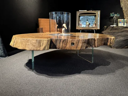 Tavolino in quercia con fetta di tronco e bordo naturale, presentato davanti a un bar elegante