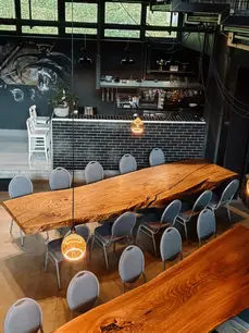 Massiver Gastronomietisch aus Edelkastanie mit Baumkante und klarem Glas, handgefertigt von Stammdesign