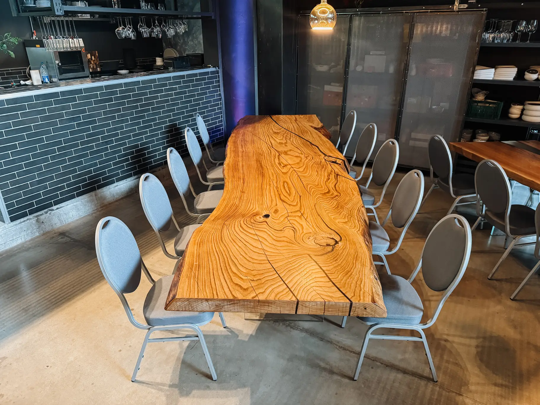 Design-Esstisch aus Edelkastanie mit Glasplatte und charaktervoller Baumkante für großzügige Räume und Restaurants