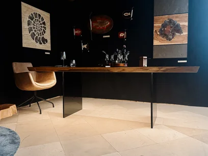 Exklusiver Eichenschreibtisch von Stammdesign mit dunklem Holzton, gerader Kante und Glasgestell in rauchigem Look