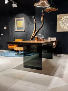 Design-Schreibtisch aus dunklem Eichenholz mit markanter Maserung und stilvollen Glasbeinen von Stammdesign