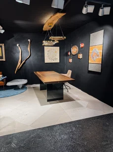 Eleganter Schreibtisch aus dunkler Eiche mit gerader Kante und Glasbeinen, handgefertigt von Stammdesign