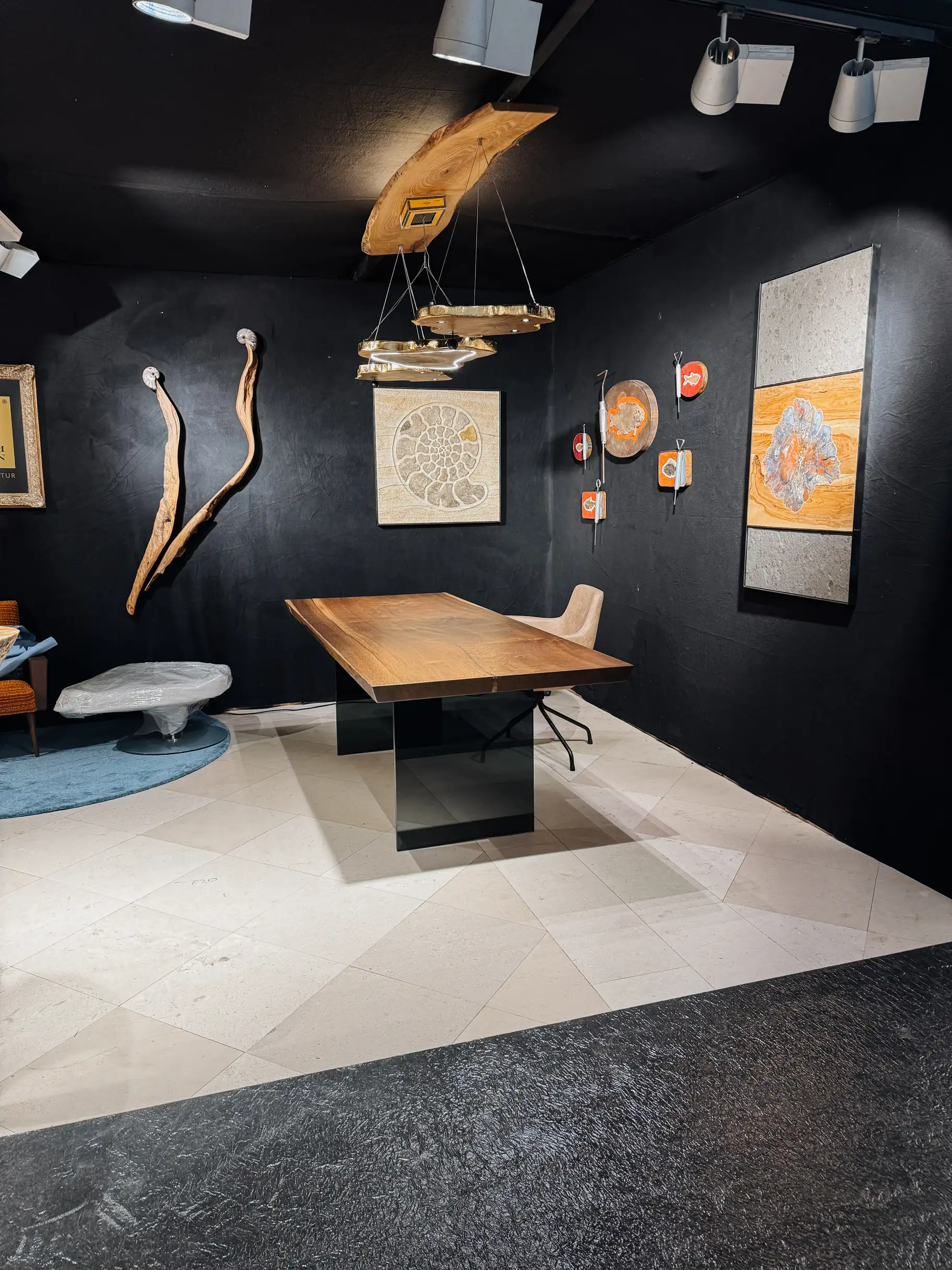 Escritorio elegante de roble oscuro con borde recto y patas de vidrio, hecho a mano por Stammdesign