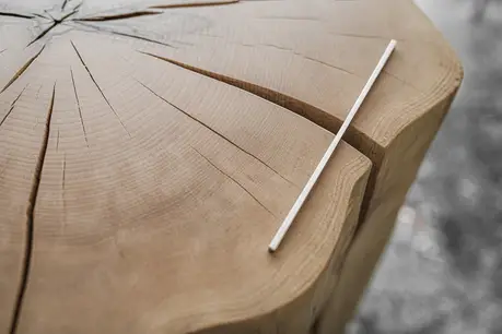 Nahaufnahme des Holzes mit markanter Maserung am Rednerpult aus massivem Baumstamm von Stammdesign