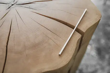 Primo piano del legno con venatura marcata sul leggio in tronco massiccio di Stammdesign
