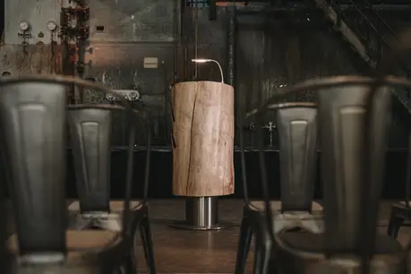 Rednerpult aus einem massiven Baumstamm von Stammdesign in einer alten Industriehalle