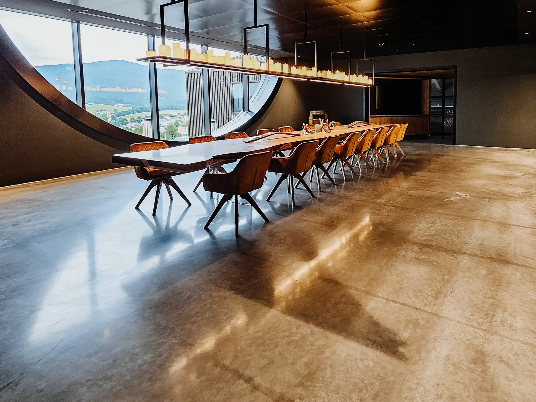 Solid wood dining table with glass legs and vibrant grain – combining elegance and nature for spacious interiors