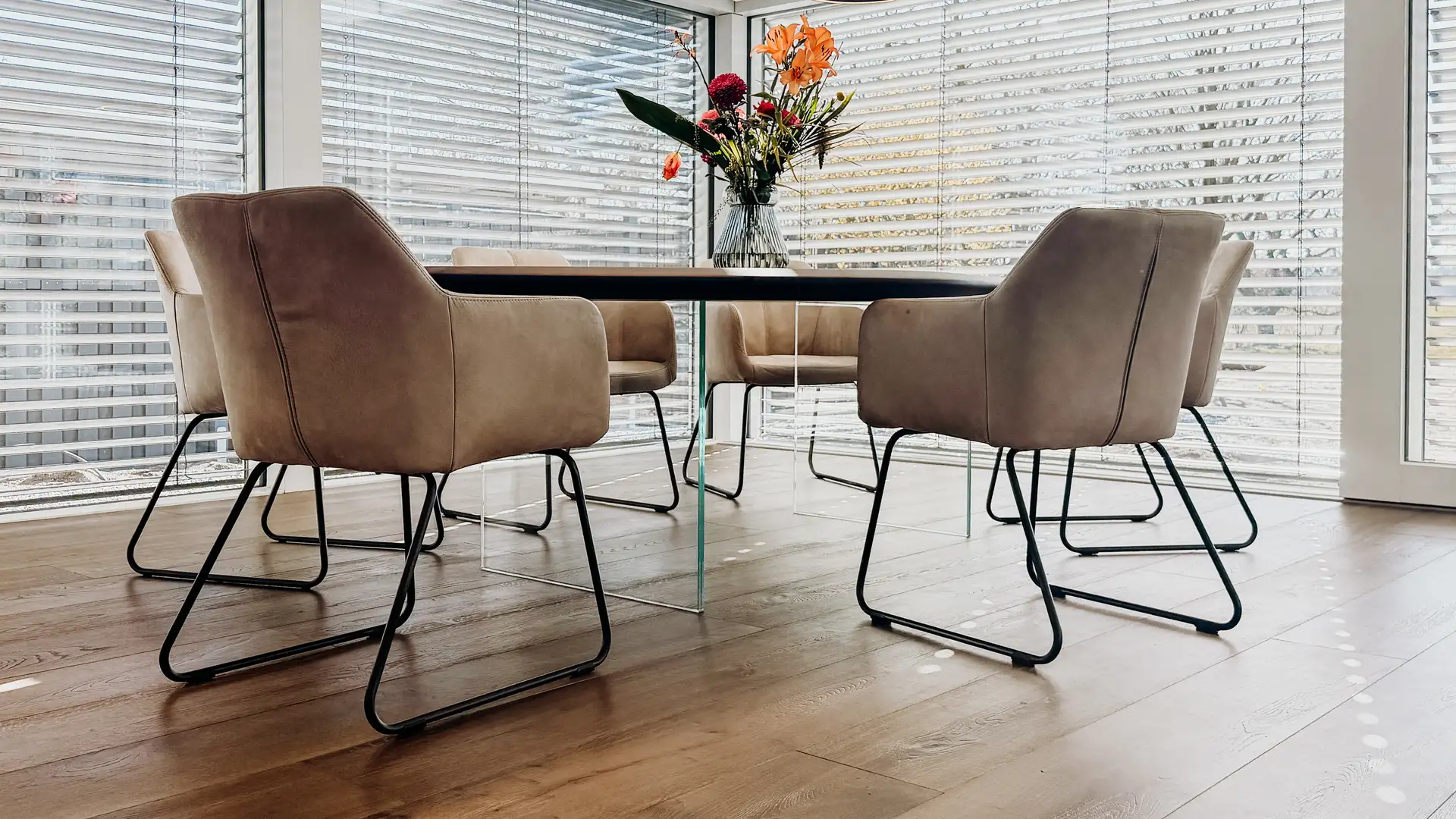 Table naturelle moderne en chêne avec bord droit et effet flottant grâce aux pieds en verre