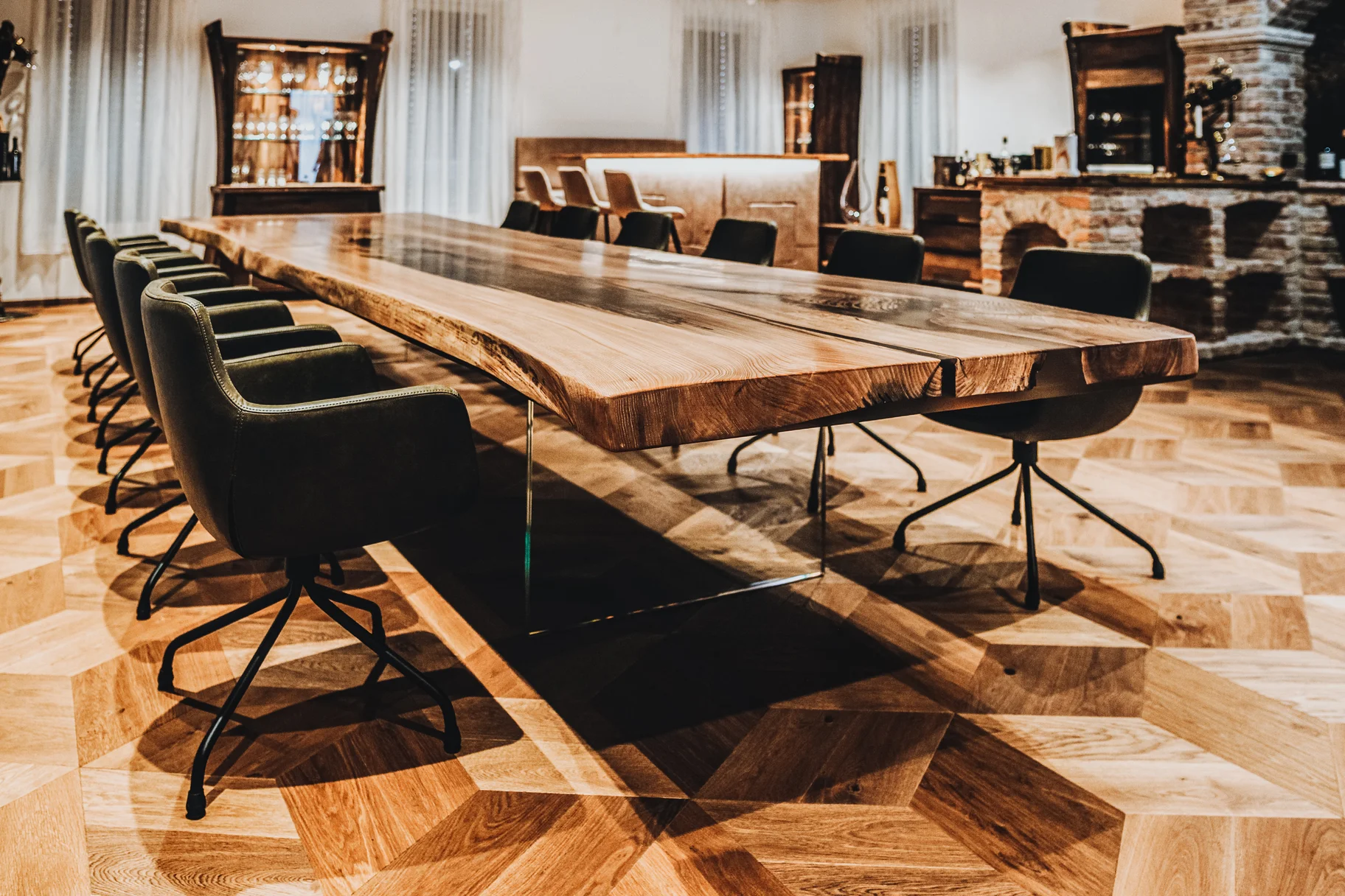 Grande tavolo naturale in olmo con gambe in vetro robuste e bordo vivo caratteristico