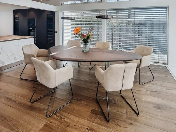 Mesa natural moderna de roble con borde recto y patas de vidrio resistentes en el comedor