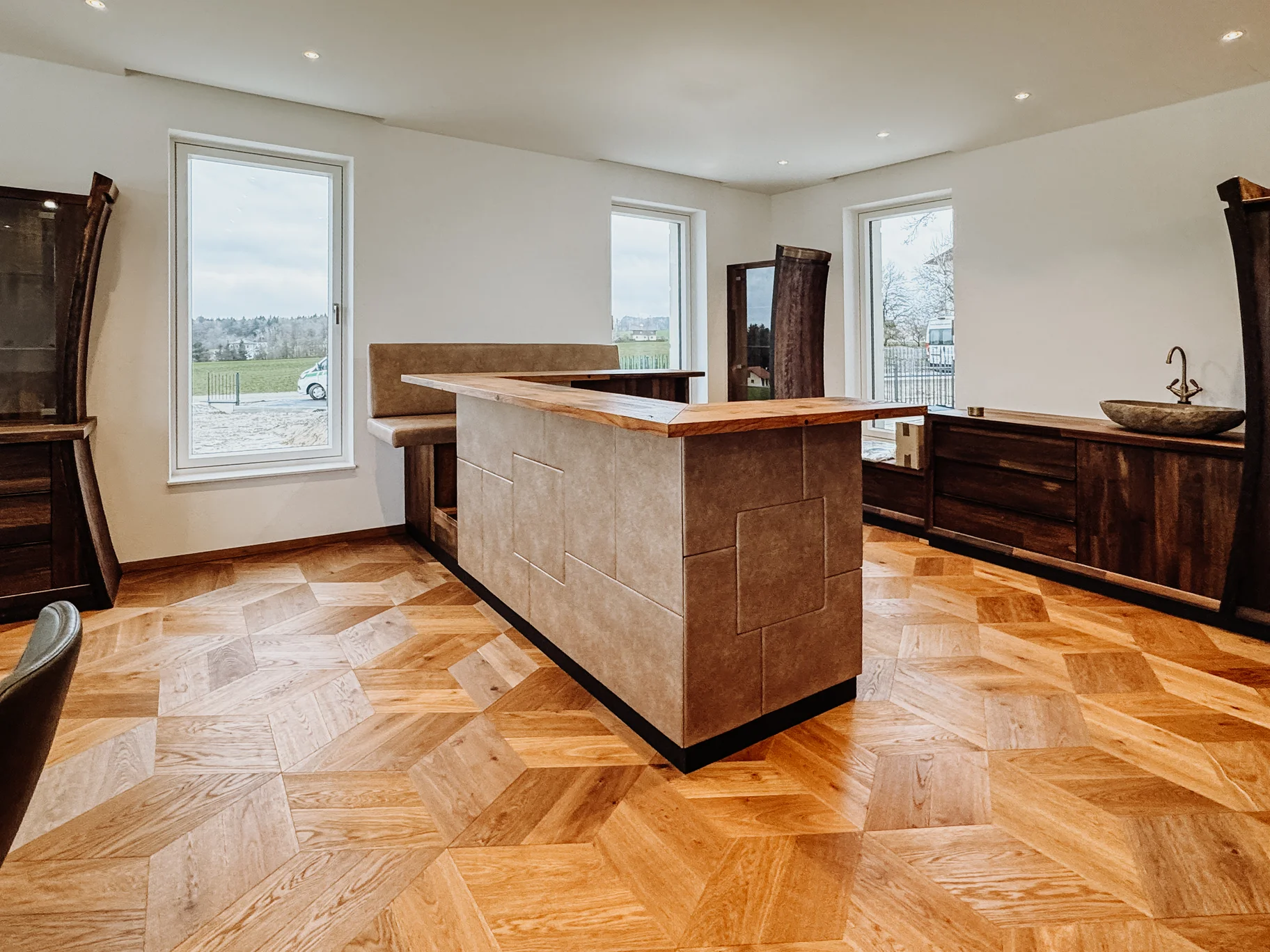 Bancone con piano in legno di Stammdesign in una cantina