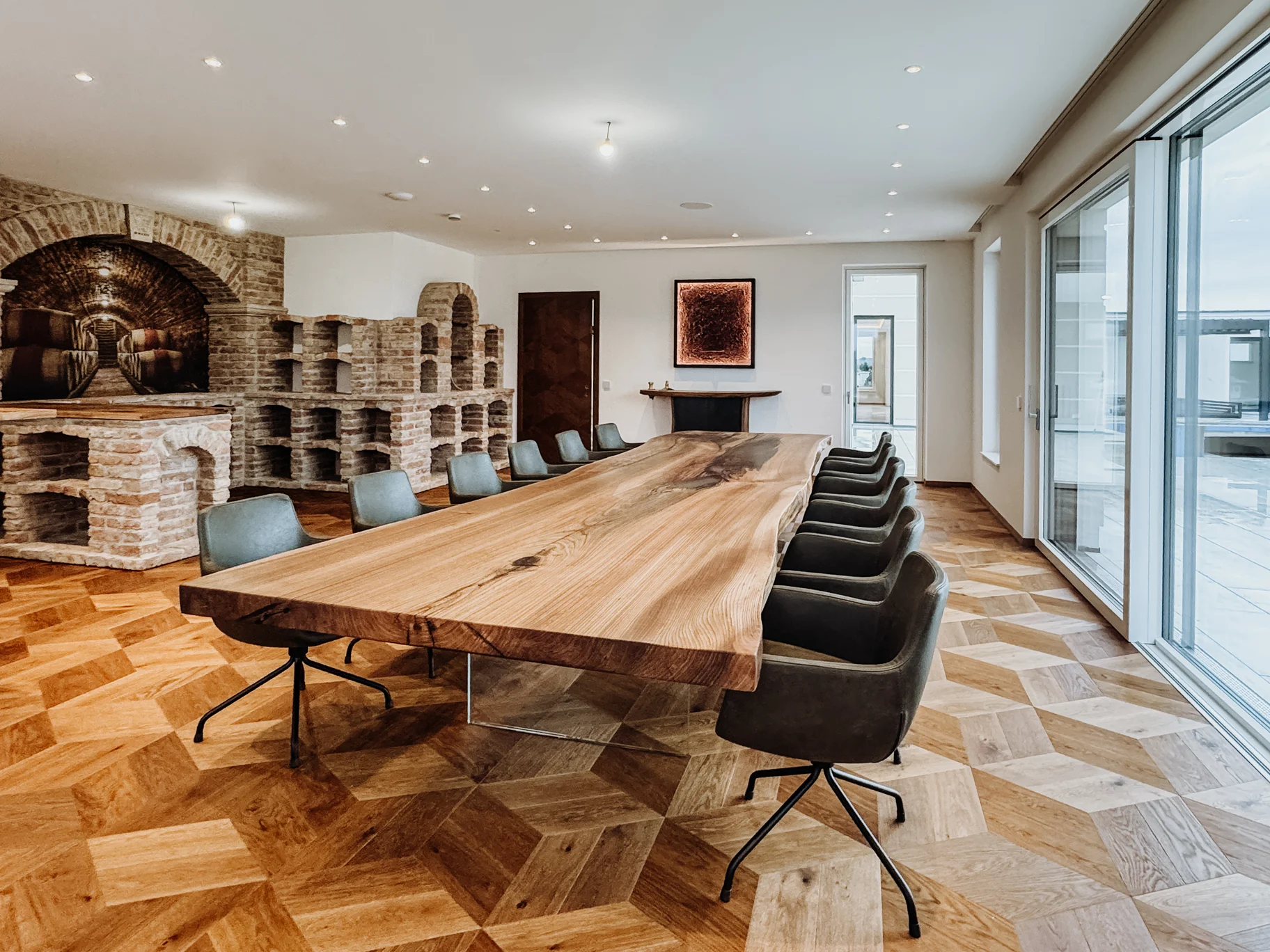 Grande tavolo da pranzo di Stammdesign con piano massiccio e bordo naturale in una cantina