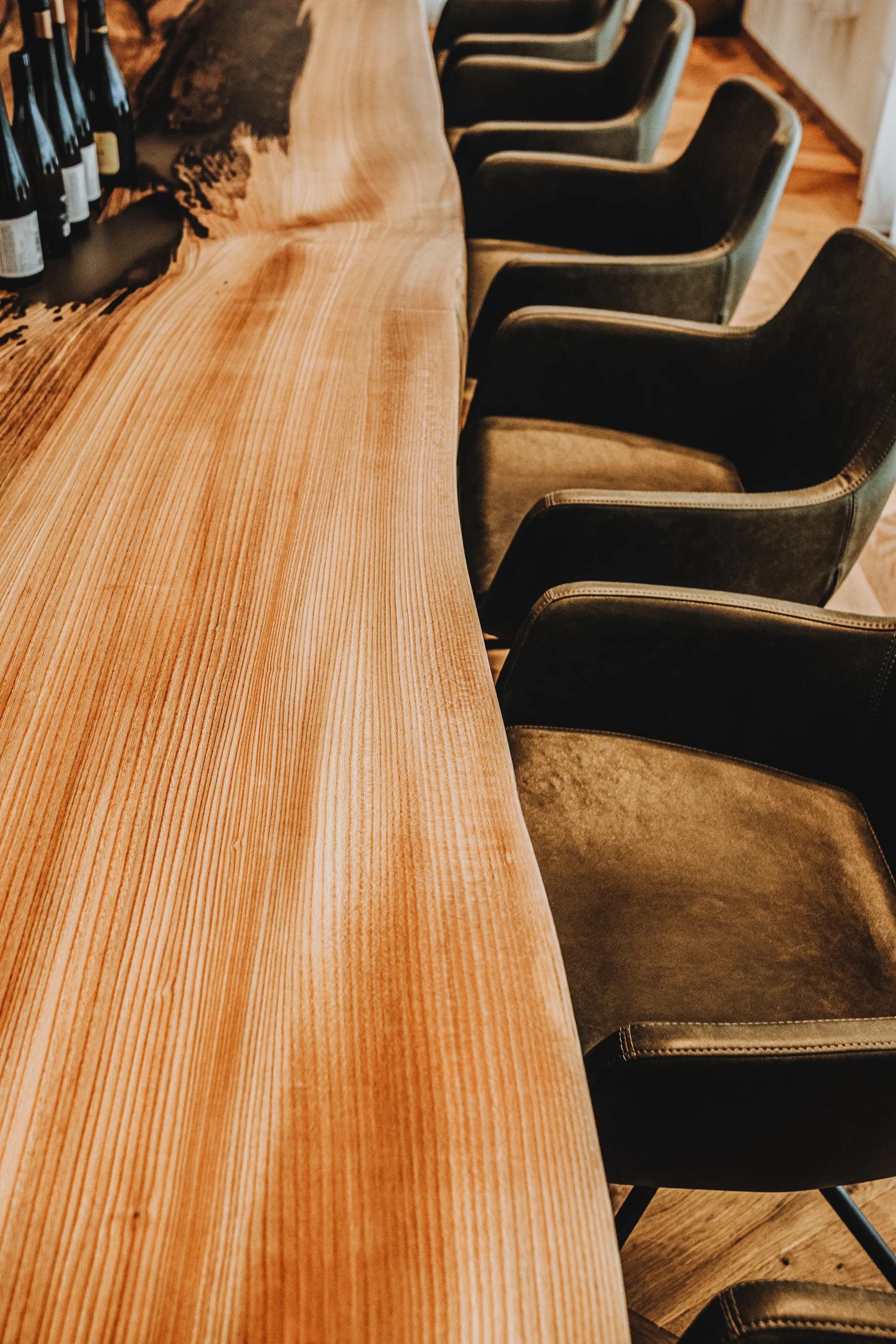 Tavolo in olmo massiccio con linee pulite, gambe in vetro e finitura naturale – fatto a mano in Austria