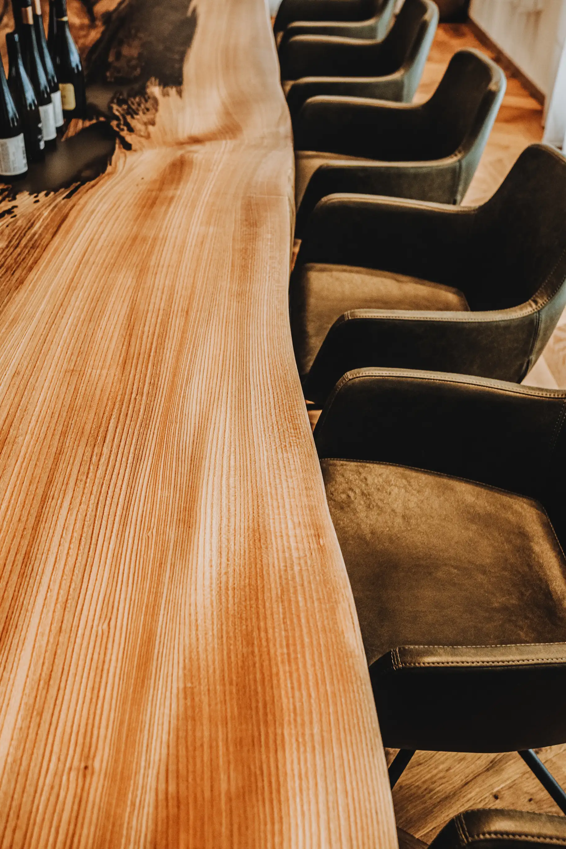 Table en orme massif aux lignes épurées, pieds en verre et finition naturelle – fabriquée à la main en Autriche