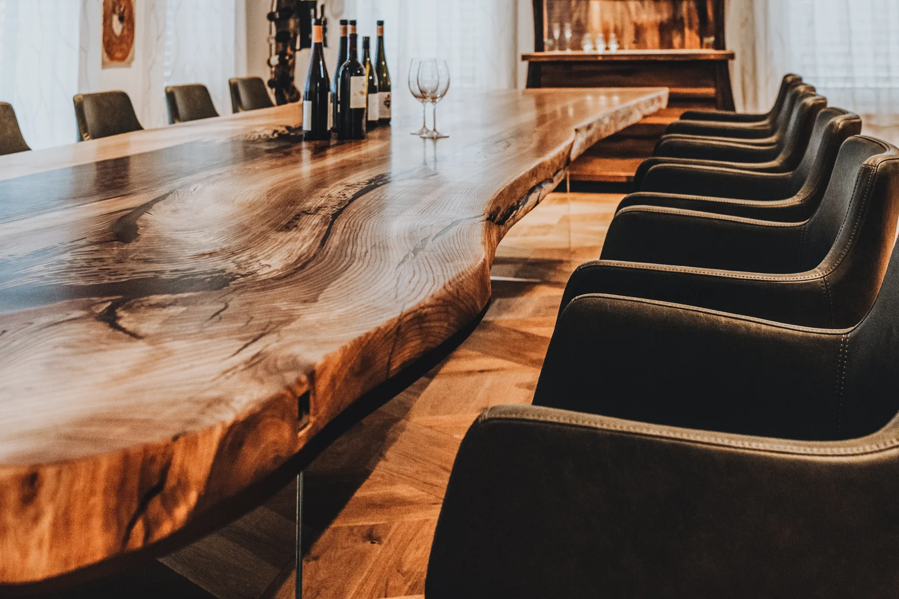 Elegante tavolo in olmo massiccio di Stammdesign con effetto sospeso e venatura raffinata