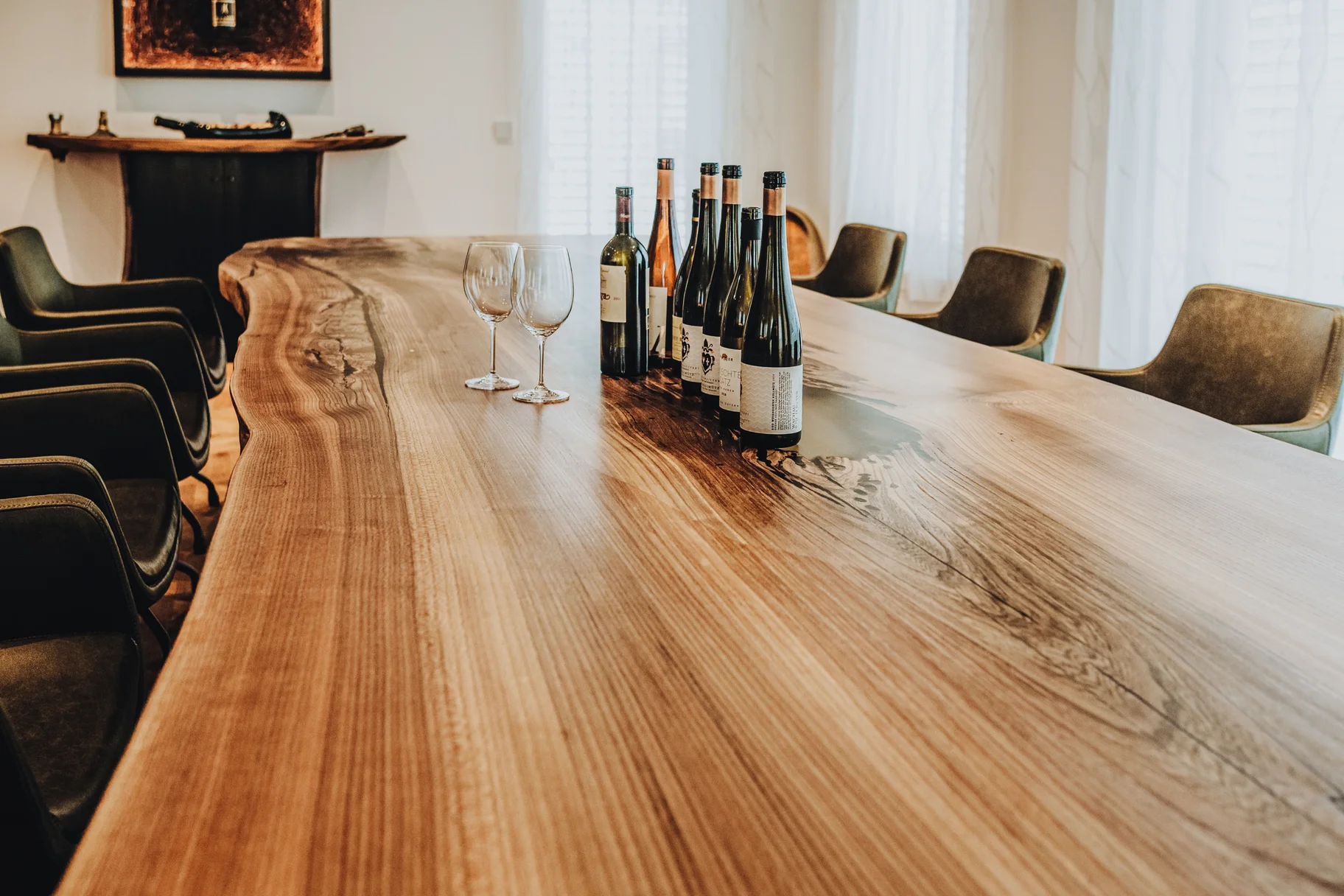 Tavolo in olmo di alta qualità con venatura elegante e gambe in vetro invisibili per la cantina