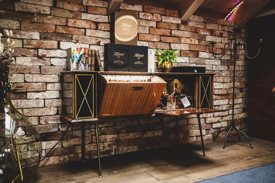 Commode ancienne devant un mur en briques dans la manufacture Stammdesign