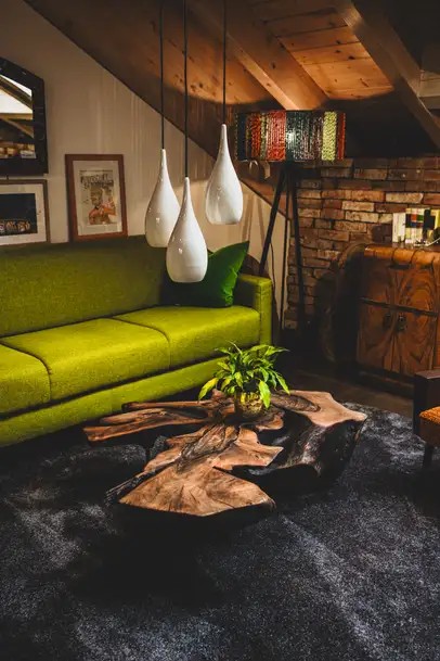 Canapé avec table basse en souche d’arbre dans le Genussräumchen de Stammdesign