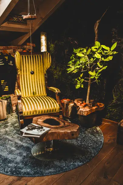 Fauteuil avec table basse en tronc d'arbre dans le coin salon de Stammdesign