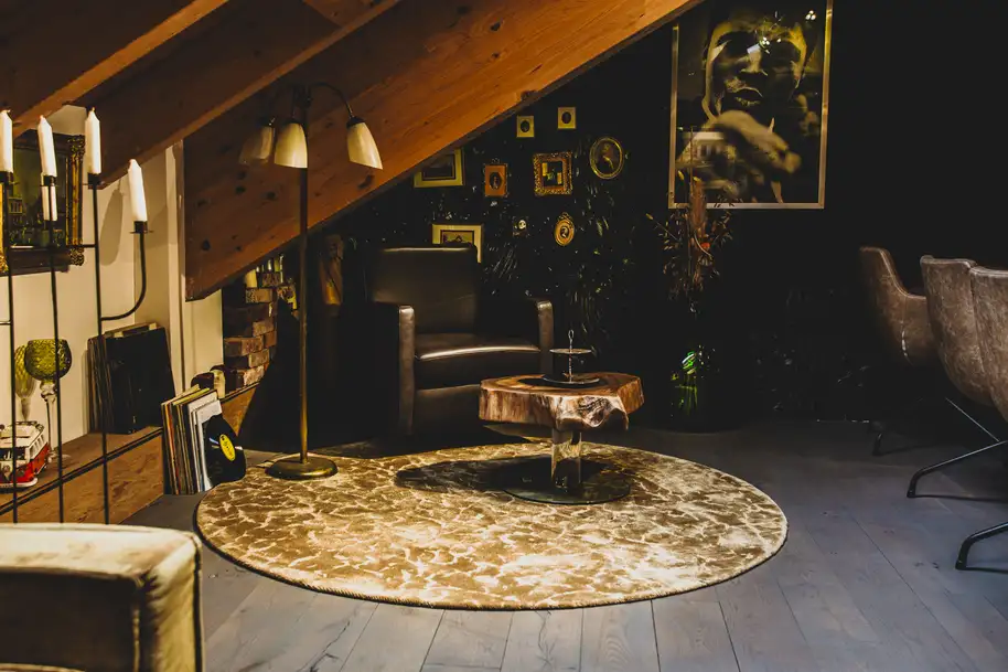 Coin salon avec table basse en tronc d'arbre dans le Genussräumchen de Stammdesign