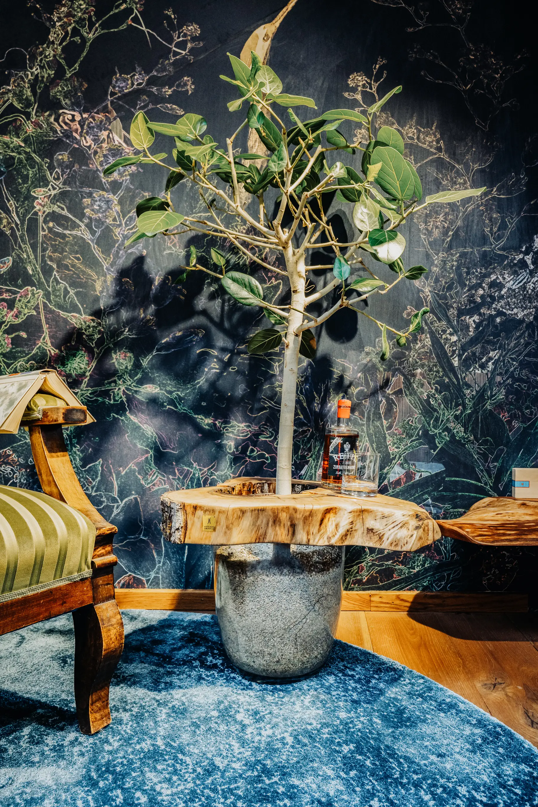 Wunderschöner Pflanztopf als Beistelltisch mit Holzelement einer Baumstammscheibe