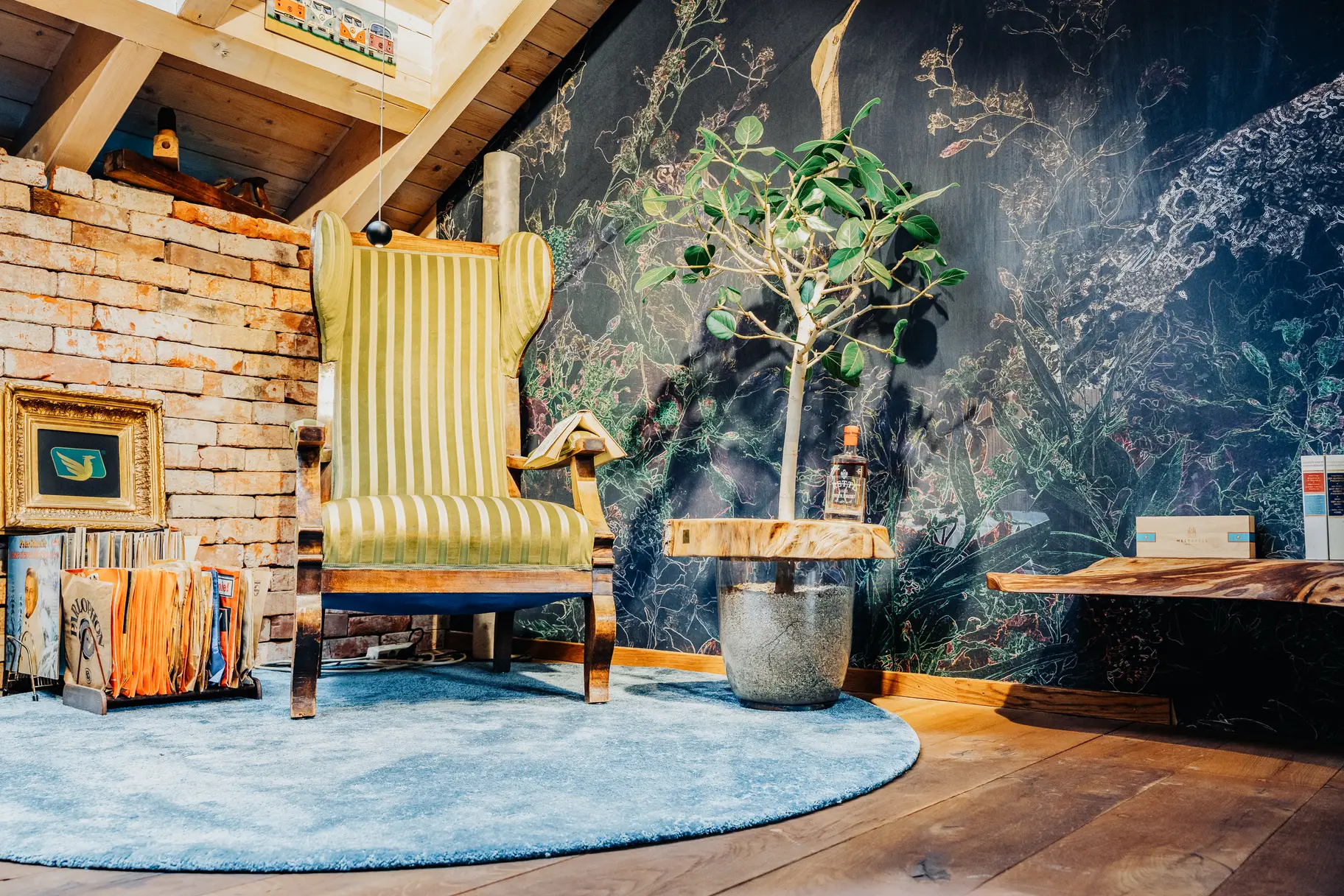 Raum im Vintage Stil mit Retro Sessel und kreativem Pflanztopf aus Glas und Holz