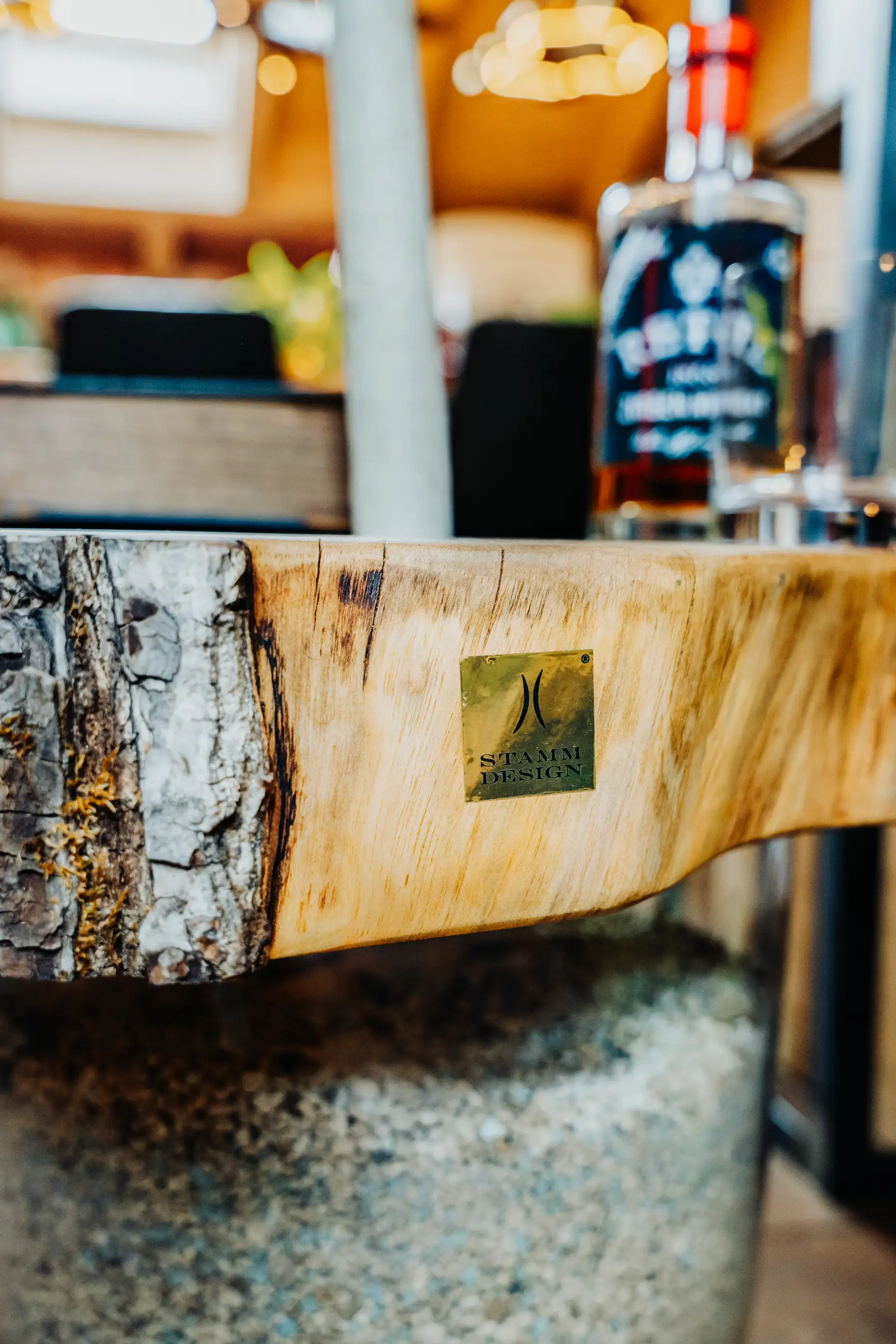 Nahaufnahme eines Blumentopfes aus Glas und Holz mit Stammdesign Logo