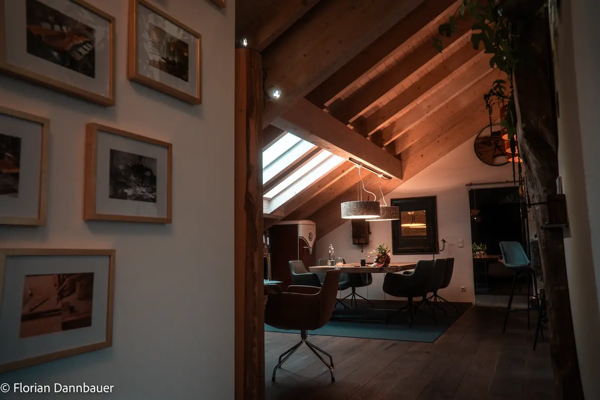 Salle de réunion avec des images sur le mur et un plafond en bois