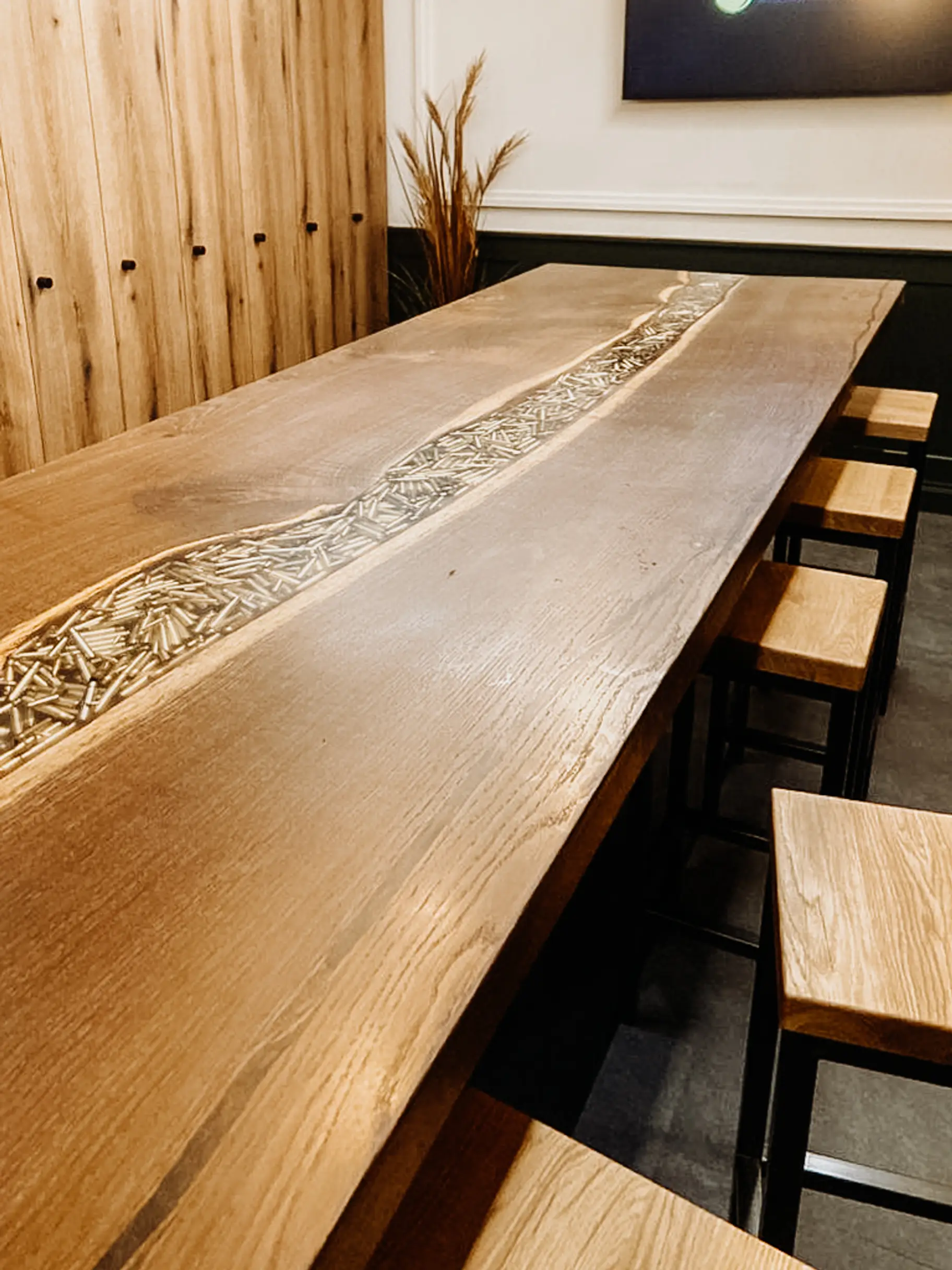 Verkaufstisch mit Epoxidharz und Patronen, Holzmöbel für Ladengeschäft