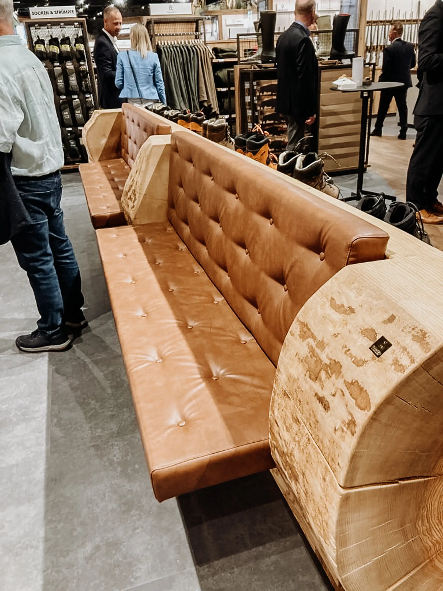 Sitzbank und Warenpodest aus einem massivem Baumstamm aus Eschenholz, Holzmöbel für Ladengeschäft