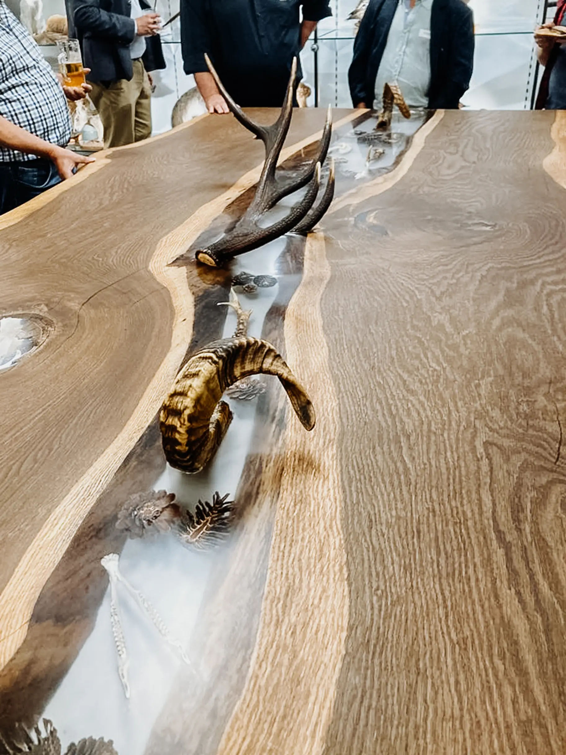 Verkaufstisch mit Epoxidharz aus Eschenholz, Holzmöbel für Ladengeschäft
